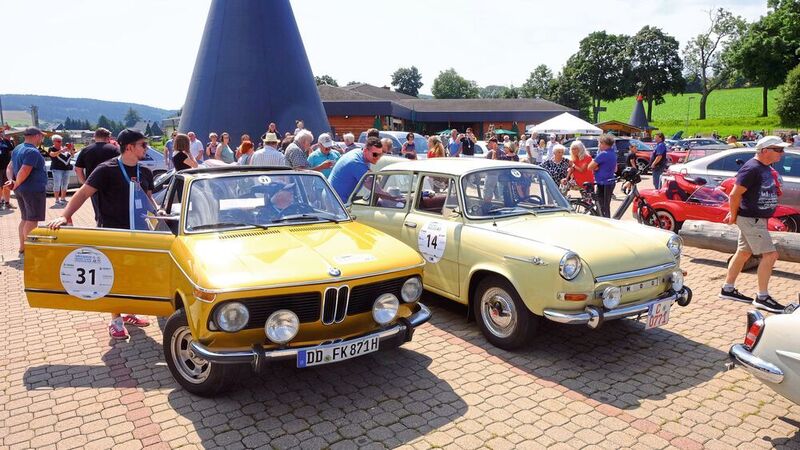 Begeistertes Publikum und tolle Schätze: Ein BMW 2002 Baur Targa, Bj. 1971, und ein Skoda MB 1000, Bj. 1967, im Räucherkerzenland in Crottendorf. (Zietz/»kfz-betrieb«)