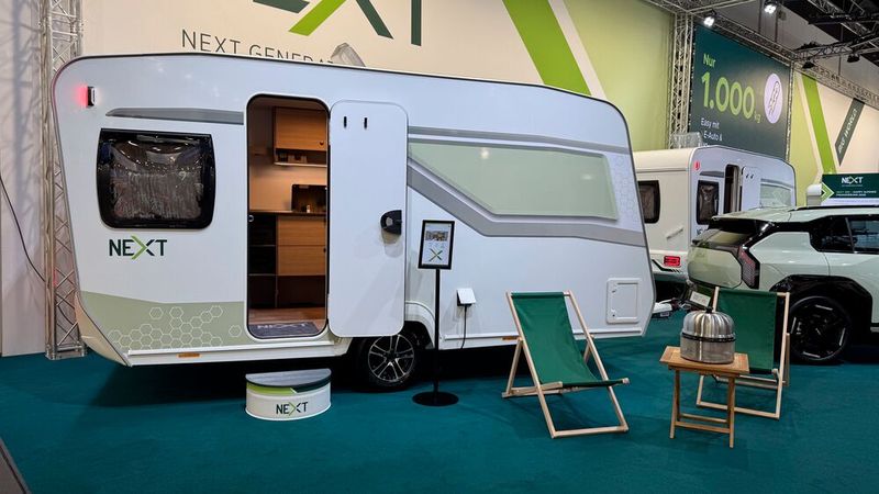 Mit kompletter Küche, Zwei-Flammen-Gaskocher und 90-Liter-Kompressor-Kühlschrank ist der erste Next-Caravan für 18.900 Euro relativ günstig eingepreist. (Bild: Michael Lennartz)