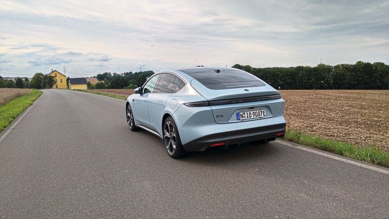 Der Nio ET5 kostet mindestens 47.500 Euro ohne Batterie. Käufer können wählen zwischen Akku-Kauf oder Akku-Miete. Einstiegspreis mit 75-Kilowattstunden-Akku sind laut Nio-Webseite 57.715 Euro, mit 100-kW-Akku 66.715 Euro.Das Akku-Abo kostet 169 Euro monatlich für den kleinen Speicher, 289 Euro für den großen. (Bild: Thomas Günnel/Automobil Industrie)