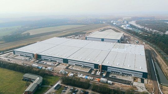Im Mittelweserpark Estorf entstand der Neubau eines nachhaltigen Industrie- und Logistikparks nach DGNB-Gold-Standard mit einer Gesamtfläche von 127.090 Quadratmetern für Mietdauern ab 5 Jahren.(Bild:  Bockelmann Fritze plan4buildING)