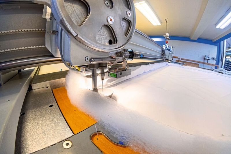 Zwei Nähköpfe lassen sich in einem Mammut-Steppautomaten P2S getrennt voneinander positionieren. (Bild: sienk.de)