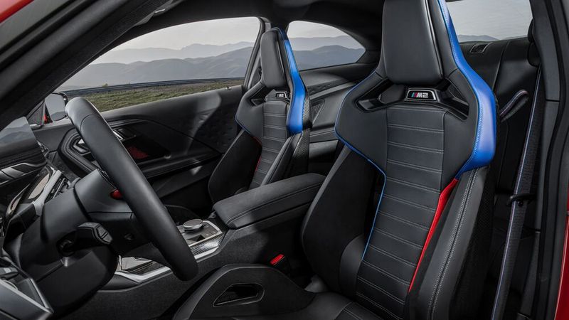 Optional ist ein „Race Track“-Paket bestellbar. Es beinhaltet unter anderem Carbon-Dach und Carbon-Schalensitze. (Bild: BMW)
