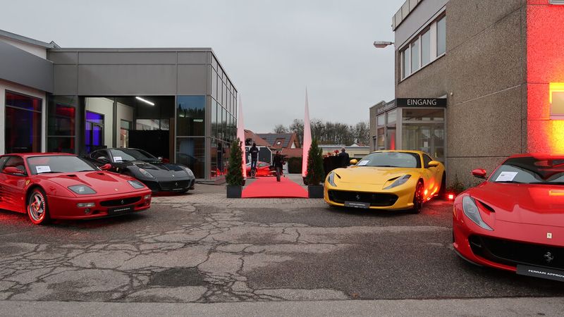 Für Gäste der Jubiläumsfeier wurde zwischen Schauraum und Werkstatt der rote Teppich ausgerollt. (Bild: Diehl – VCG)