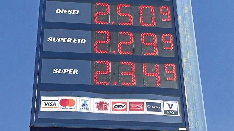 Die Preise für Kraftstoffe sind hoch, aber inflationsbereinigt noch nicht auf den bisherigen Höchstständen.(Bild:  Grimm – VCG / mit KI bearbeitet)