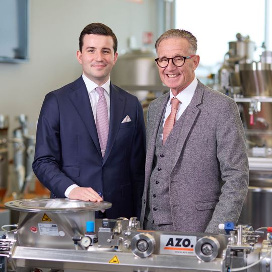 Lukas Zimmermann (links) führt die Azo-Gruppe künftig gemeinsam mit seinem Vater Rainer Zimmermann (rechts). (Bild:  www.fabh.de Horst Bernhard)