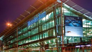 Im bisherigen Mercedes-Forum Stuttgart wird die dortige Niederlassung ihre Vertriebsaktivitäten zentralisieren. Bis 2021 entsteht ein Neu- oder Umbau. (Daimler AG)