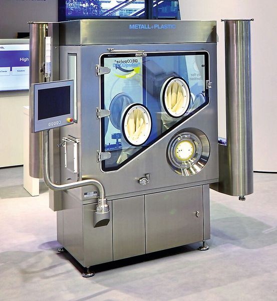 Das Bio-Dekontaminationsverfahren Decopulse erzeugt extrem feinen, atomisierten H2O2 Sprühnebel und verteilt diesen sehr gleichmäßig im Plenum. (Bild: Optima)