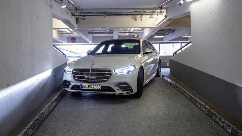 Videokameras erkennen freie Parkplätze, überwachen den Fahrkorridor und dessen Umfeld und erfassen Hindernisse oder Personen. (Bild: Daimler)