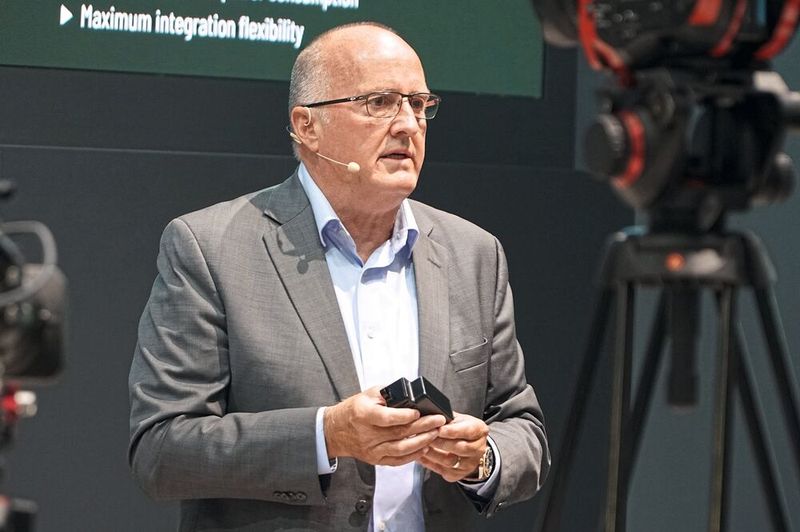 Glen de Vos, CEO of Microvision, at the IAA 2025 with a lidar sensor from the supplier. (Image:Microvision GmbH)