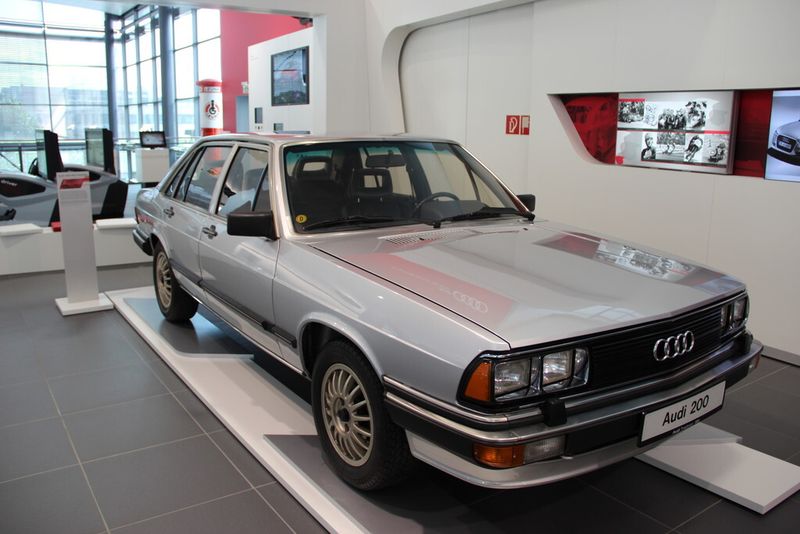 .......und der legendäre Audi 200 an. (Bild: Reinhold Schäfer)
