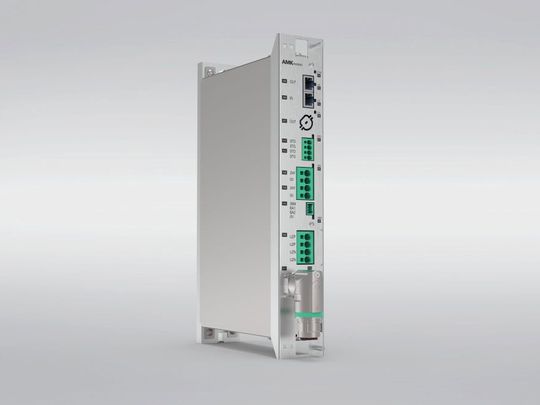 Mit dem KHY Hybridverteiler lassen sich zentrale KE/KW-Systeme und dezentrale Antriebe zu einem gemeinsamen Zwischenkreis verknüpfen und damit Bremsenergie systemweit nutzen.(Bild:  AMKmotion GmbH + Co KG)