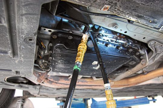 Bei der Getriebeölspülung müssen die Werkstätten künftig berücksichtigen, ob es sich um ein Hybridfahrzeug handelt.(Bild:  Rosenow/»kfz-betrieb«)