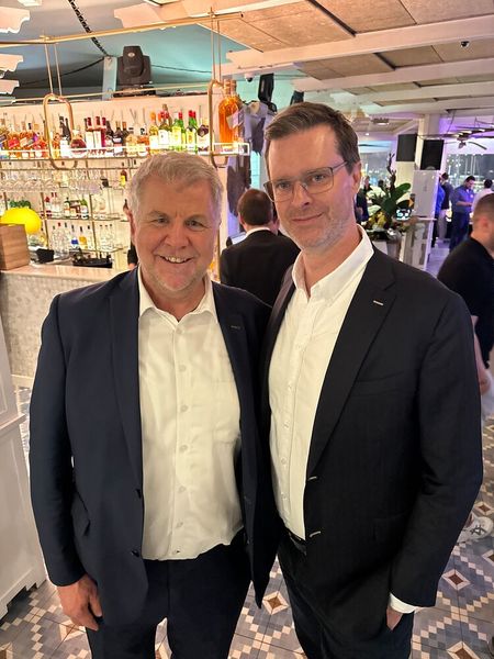 Gut, dass ich eine Trittleiter dabei hatte, um ein Foto von Markus Korn (l., M-Cube) und Florian Kinscher (ITZ) zu erhaschen. (Bild: Vogel IT-Medien GmbH)