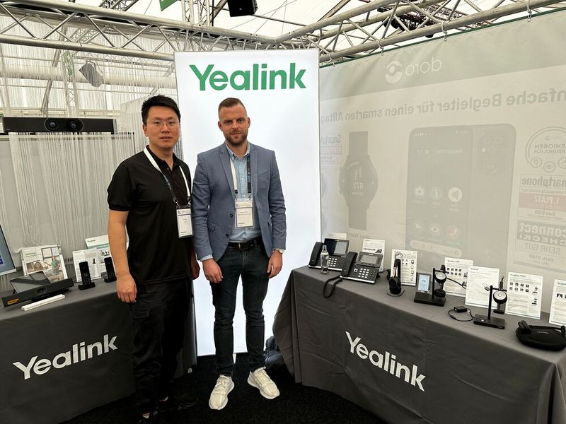 Mit Telefonie kennen sich Yu Qiang (Yealink) und Eugen Schwarz (Complus) sehr gut aus. (Bild: Vogel IT-Medien)