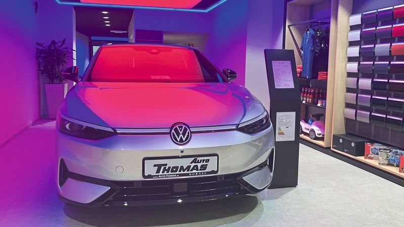 Der neue ID 7 ist ein echter Hingucker und lockt Laufkundschaft in den VW-City-Store.(Bild:  Pfaff - VCG)