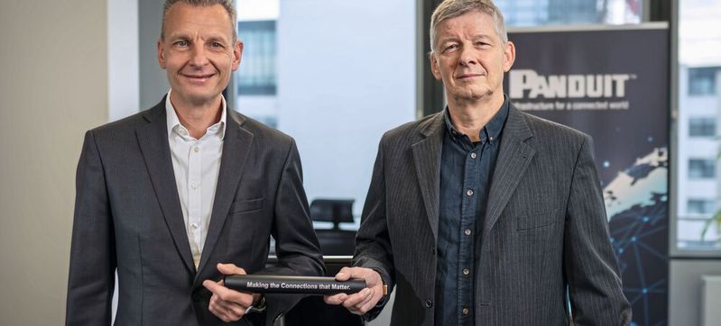 Ralph J. Lolies (rechts) übergibt den Staffelstab bei Panduit in EMEA an seinen Nachfolger Jens Holzhammer (links).(Bild:  Pascal Richter Filmpassion/Panduit)