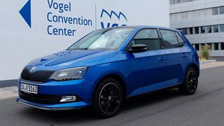Skoda wertet den Fabia 1,4 TDI mit der Ausstattungsvariante „Monte Carlo“ auf. Mit schwarz lackierten Leichtmetallrädern, Kühlergrill und Außenspiegeln erscheint unser Testwagen sportlich und dynamisch. Ob der Schein auch dem Sein entspricht, haben wir ausführlich gestestet. (Sven Prawitz/Automobil Industrie)