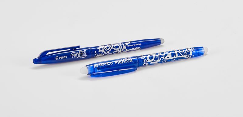 Der Thermochromer Tintenroller „PILOT FriXion Ball“ (mit radierbarer Tinte) wurde in diesem Jahr mit dem Plagiarius ausgezeichnet. Die „PILOT FriXion“ Stifte vom japanischen Unternehmen PILOT Corporation (Original, oben) sind das Original, wenn es um radierbare Tintenroller, Fineliner und Textmarker geht. Entwickelt wurde die innovative FriXion-Serie vom renommierten japanischen Schreibgerätehersteller PILOT Corporation. Die Stifte, die es in vielen Farben gibt, verwenden einzigartige thermosensitive Tinte, die sich bei Temperatur verändert. Jeder FriXion Stift besitzt eine Radierkugel, die durch Reibung Wärme erzeugt, so dass die Tinte transparent wird und Fehler sich leicht wegradieren lassen. Die Bestseller-Serie ist über eingetragene Marken (FriXion), Designs und Patente weltweit geschützt. Die Firma Alix (Fälschung, unten) ist Wiederholungstäter. Bereits 2020 wurden auf Messen Stifte konfisziert, die PILOT-Designs verletzten. Beim aktuellen Fall wurde nicht nur das Design, sondern auch die Wort-Bildmarke „FriXion“ kopiert - Alix präsentiert sich quasi als autorisierter Händler. Beschlagnahmt wurde die billig verarbeitete Fälschung auf der Messe „Ambiente 2025“. (Bild: Aktion Plagiarius e.V.)