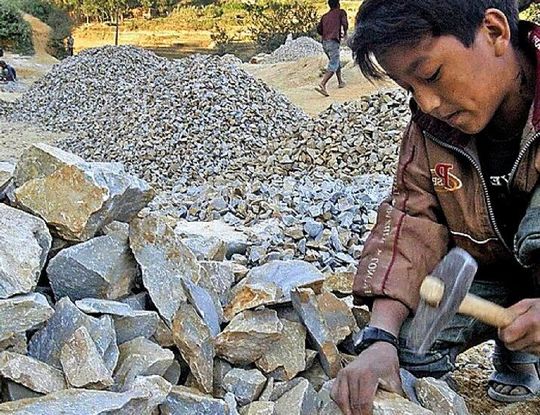 Die Kinderarbeit geht laut Unicef zwar weltweit zurück, doch das Lieferkettengesetz soll dennoch unter anderem so etwas vermeiden helfen. Die Unternehmen beklagen aber die Kosten und die Mühen, die dadurch entstehen. Es ist zwar eine Vereinfachung geplant, doch die freut nicht alle.(Bild:  Baclawash)