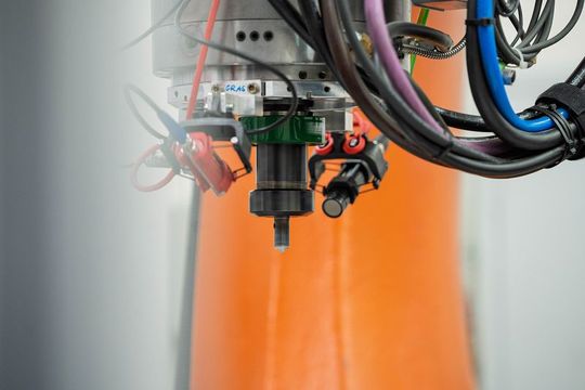 Acoustic process monitoring in practice: The measurement setup combines microphones on the FSW tool with synchronously recorded machine parameters as the basis for AI-supported wear detection.(Image: Fraunhofer IDMT)