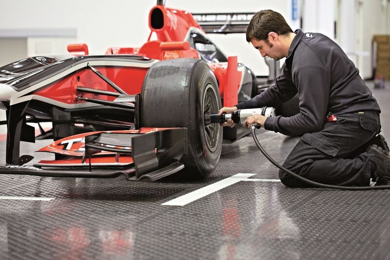 Vorbereitungen sind in der Formel 1 unerlässlich. Dieser Marussia-Mitarbeiter macht den Boliden in der Rennbox fit. (Bild: Sage Software GmbH)