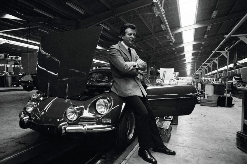 Die A110 mit Gründer Jean Rédélé. (Bild: Renault Alpine)