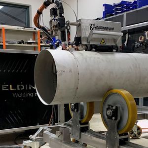 Blick auf den Weldingdroid im praktischen Einsatz an einem großen Rohr.