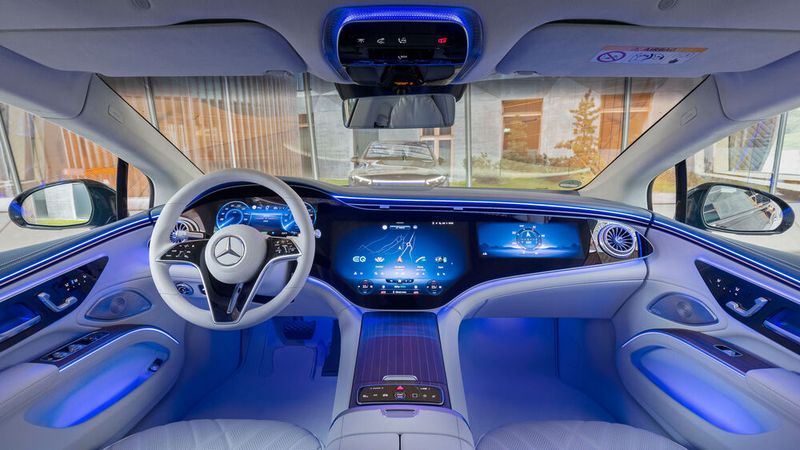 Die Basisvariante verfügt über große, separate Bildschirme, ähnlich wie die S-Klasse, und vor dem Co-Piloten befindet sich eine Dekorfläche. (Bild: ampnet/Autoren-Union Mobilität/Daimler)