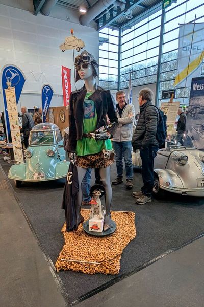 Wie man die Aufmerksamkeit auf einen Stand mit ziemlich kleinen, ziemlich alten Autos lenkt? Na so zum Beispiel. (Bild: Dominsky – VCG)