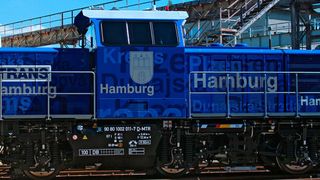Im Vergleich zu herkömmlichen Rangierlokomotiven produziert die Prima H3 von Alstom mit ihrem Hybridantrieb bis zu 50 % weniger CO2, andere Schadstoffemissionen werden sogar um bis zu 70 % verringert. (HHLA / René Kowollik)