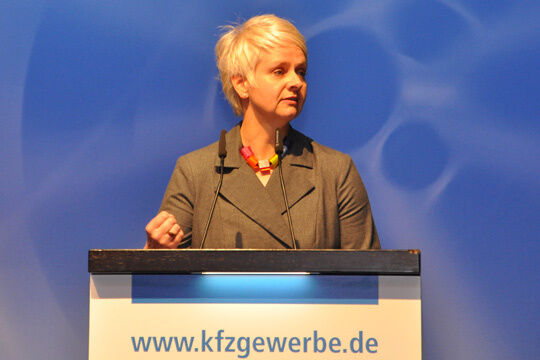 ZDK-Geschäftsführerin Birgit Behrens erläuterte die tätigkeitsorientierte Neuausrichtung der Ausbildung zum Kfz-Mechatroniker, die zum Start des Ausbildungsjahrs 2013 umgesetzt wird. (Rehberg)