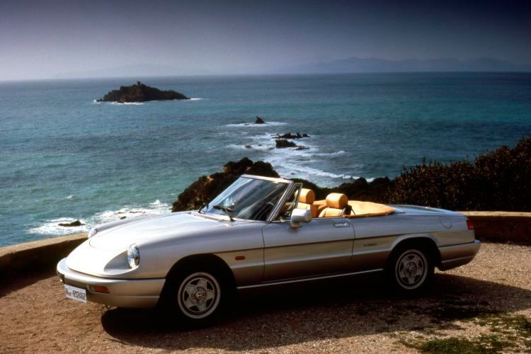 Von Herbst 1989 bis Ende 1993 bot Alfa Romeo die letzte Version des klassischen Spiders an – die Serie 4. Der Spoiler auf der Heckklappe verschwand, das immer noch aus Plastik bestehende Alfa-Schild wurde in Wagenfarbe zusammen mit den Stoßfängern lackiert und in die Front integriert. Am Heck sollte ein durchgängiges Leuchtband für Familienähnlichkeit zum 164 sorgen.  (Bild: FCA)