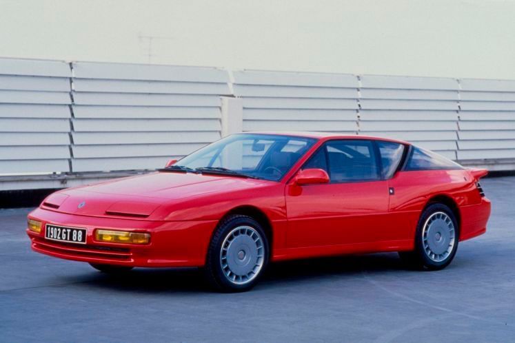 Der Alpine V6 Turbo erhielt den bereits im Renault 25 verwendeten 2,5-Liter-V6-Motor mit Benzineinspritzung und Turbolader, der 147 kW (200 PS) leistete und die Alpine auf eine Höchstgeschwindigkeit von 250 Stundenkilometern beschleunigte.  (Renault)