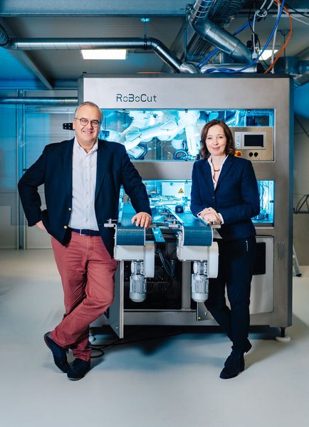 Friederike und Stephan von Rundstedt haben Ro-Bo-Cut ins Leben gerufen. (Bild: Kawasaki Robotics)