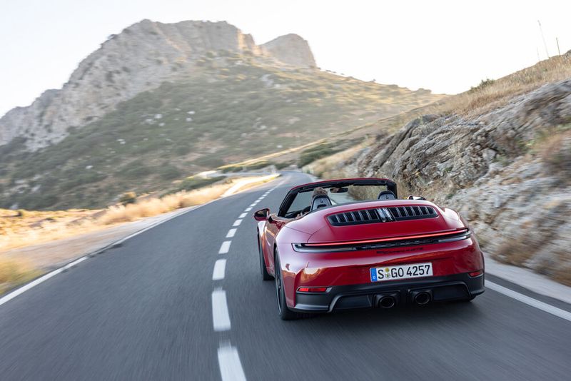 Los geht es da bei 170.600 Euro für das Coupé ohne und 178.800 Euro mit Allrad, 184.700 und 192.900 Euro für das entsprechend Cabrio oder den nur mit Allrad erhältlichen Targa. (Bild: Porsche)