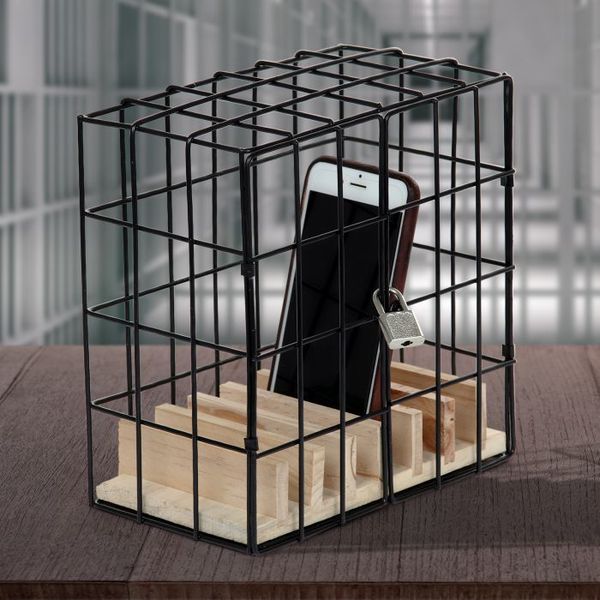 In Zeiten von Social Distance greift man öfter mal zum Smartphone... vielleicht auch zu oft. Das Handy Gefängnis ist für Menschen, die ihren Umgang mit dem Handy ein wenig übertreiben und ständig mit dem Ding herumspielen. Mit diesem praktischen Gadget kann für ein wenig Ruhe gesorgt werden! Bei Monsterzeug.de kostet das Gefängnis 12,95 Euro. (Monsterzeug.de)