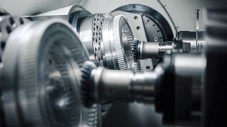 Auf der AMB präsentiert SW als einziger Anbieter weltweit ein mehrspindliges Bearbeitungszentrum zum Power Skiving, das Fertigungszeiten um bis zu 50 Prozent reduzieren kann. (Bild: SW)