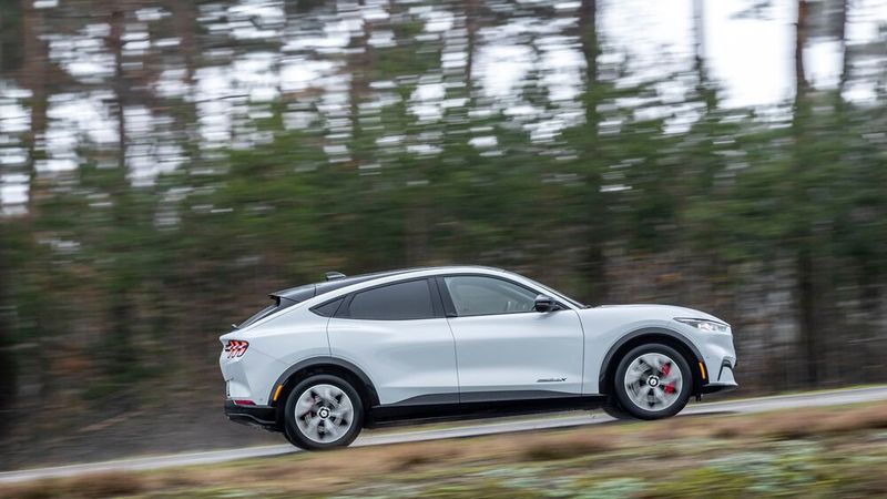 Lieferbar ist der elektrische Mustang sowohl mit Heck- oder Allradantrieb und mit einer Leistung von 198 kW (269 PS) bis 258 kW (346 PS). (Bild: Ford)