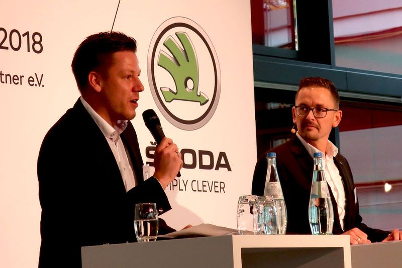 Vor den Gefahren langer Lieferzeiten und steigender Standzeiten im Gebrauchtwagenhandel warnten die Vorstandsmitglieder Christian Melzer (li.) und Jochen Schandert (re.). (Bild: Grimm / »kfz-betrieb«)