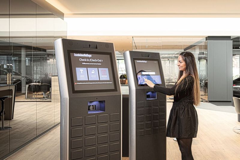 Self-Service-Stationen für die Fahrzeugübergabe und -abholung: Assenheimer Mulfinger investierte im Zuge des Neubaus in entsprechende Terminals. (Bild: Rolf Nachbar)