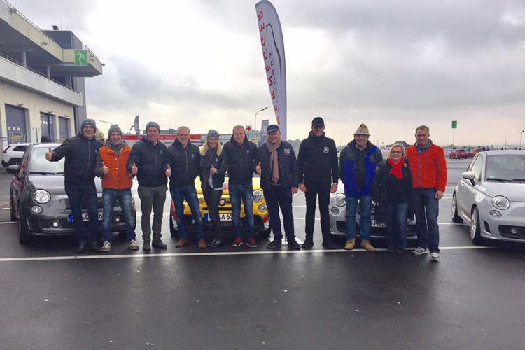 ... lädt mit sieben Abarth-Fahrzeugen auf den Nürburgring ein ... (Bild: Autohaus Bernegger)