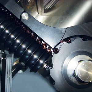 Several servo systems control the transfer, filling and stoppering steps ruling out the possibility of toppling over or breaking of thin-walled glass containers.