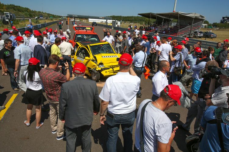 ...zeigte die Dekra anhand von Crashversuchen und Demonstrationsfahrten. (Foto: Dekra)