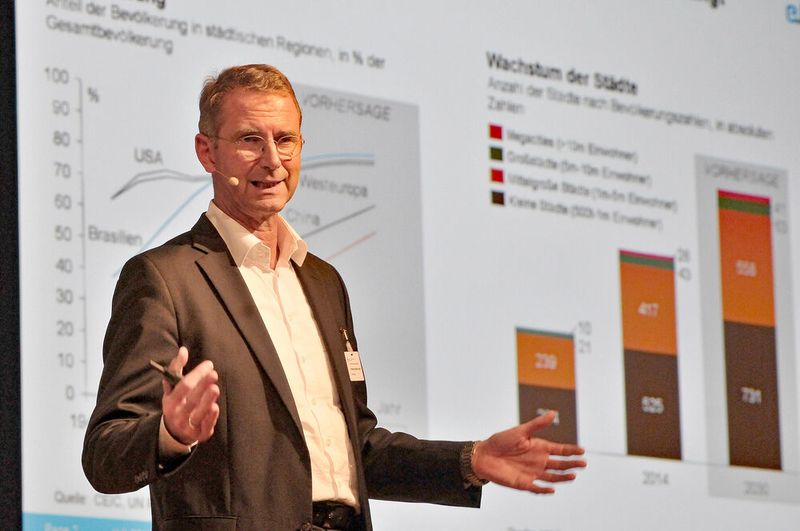 Über Fahrzeugkonzepte der innerstädtischen Mobilität der Zukunft sprach Prof. Günther Schuh. Er ist Geschäftsführender Direktor WLZ RWTH Aachen. Zwei seiner zentralen Aussagen waren: „Die Batterien für E-Autos werden in Zukunft nicht billiger“ und „Es ist nicht sinnvoll, mit einem reinen Elektroauto weit und schnell zu fahren“. (Bild: Zietz/»kfz-betrieb«)