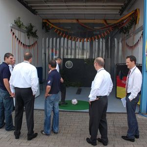 König Fußball hat alles und alle fest im Griff.