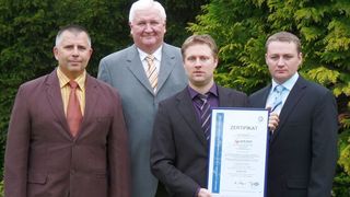 Das POPP Team mit QM-Zertifikat, v.l.n.r: Detlef Wernitz (Stellv. Leitung Produktion), Wolfgang Kunz (geschäftsführender Prokurist), Manuel Wuntke (Leitung QM), Andreas Klein (stv. Leitung QM). Bild: Karl Popp (Archiv: Vogel Business Media)