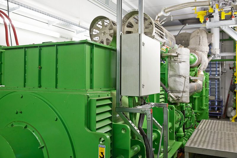 Bild 3: Im unternehmenseigenen Blockheizkraftwerk treibt ein Ottomotor den Generator zur Stromerzeugung an. (Bild: Phoenix Contact)