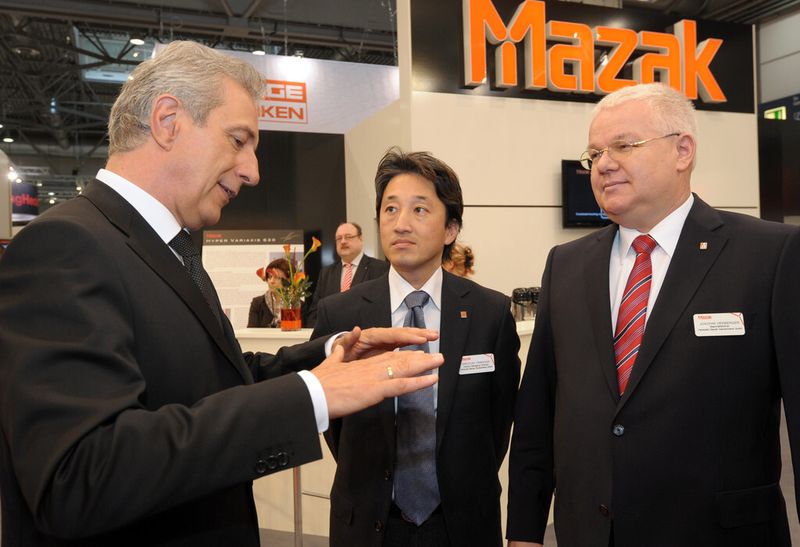 13. Intec: Ministerpräsident Stanislaw Tillich beim Messerundgang im Gespräch mit Joachim Herberger (Geschäftsführer der Yamazaki Mazak Deutschland GmbH) und Hiroyuko Yamazaki (Deputy Managing Director der Yamazaki Mazak Deutschland GmbH). (Bild: Leipziger Messe/Uwe Frauendorf)