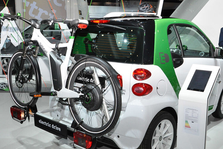 Gleich doppelt elektrisch nahm Smart die Messe: mit dem E-Bike und dem E-Smart. (Foto: Grimm)