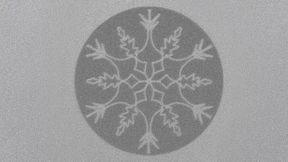 Un flocon de neige créé à l'aide d'un rayon laser : cette structure magnétique a été générée au PSI à l'aide d'un laser industriel, non pas à des fins décoratives, mais pour démontrer la possibilité de modifier précisément des matériaux, ce qui présente un potentiel pour le stockage de données, l'IA et la photonique. (Source : Institut Paul Scherrer PSI / Aleš Hrabec, Lauren Riddiford, Jeffrey Brock)
